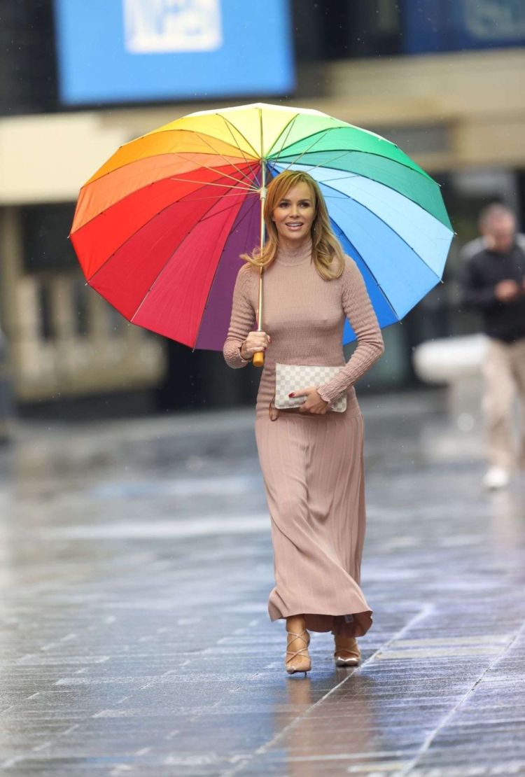 Gorgeous Amanda Holden Walking In Rain Out In London