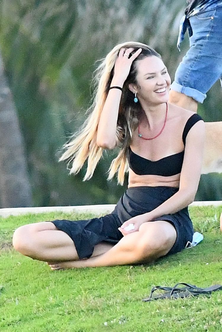 Candice Swanepoel Relaxing At A Park In Miami