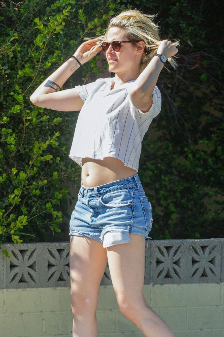 Kristen Stewart Helping A Friend Move In Los Feliz