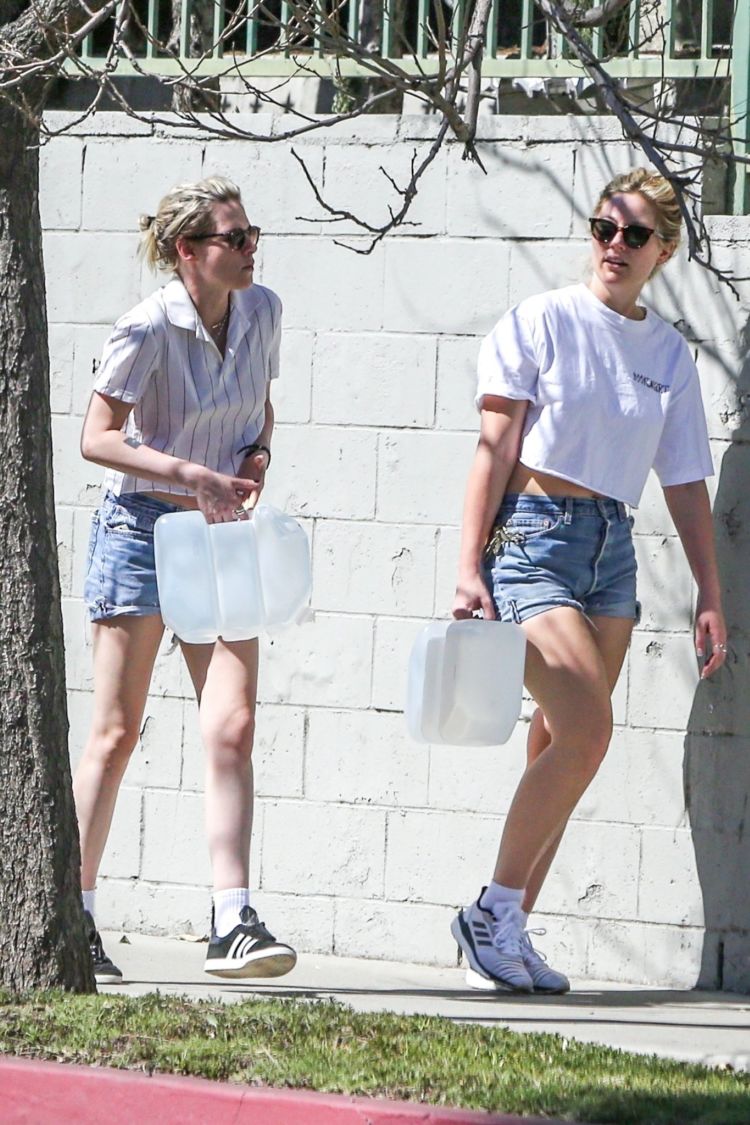Kristen Stewart Helping A Friend Move In Los Feliz