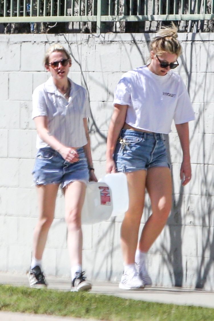 Kristen Stewart Helping A Friend Move In Los Feliz
