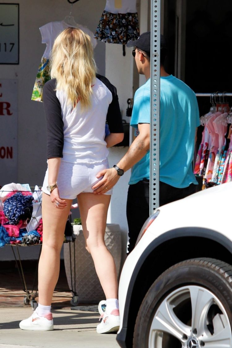 Sophie Turner Out On A Lunch Date In Studio City
