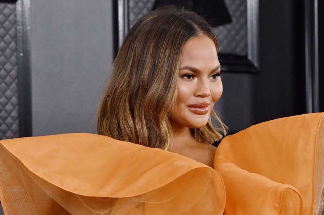 Chrissy Teigen At The Grammy Awards 2020 in Los Angeles | Glamistan.com