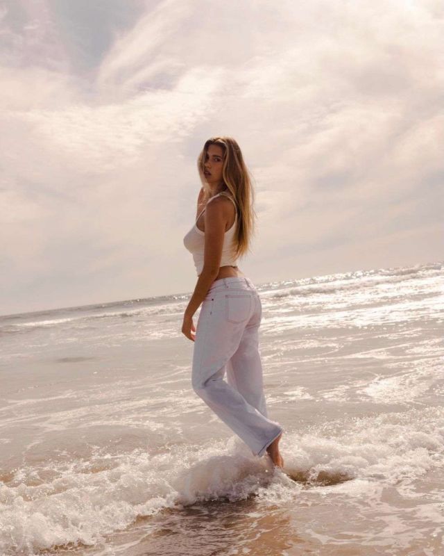 Kara Del Toro Poses In Jeans At The Beach