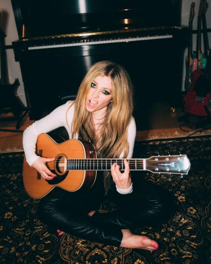 Avril Lavigne Looks Sensational In A Bikini