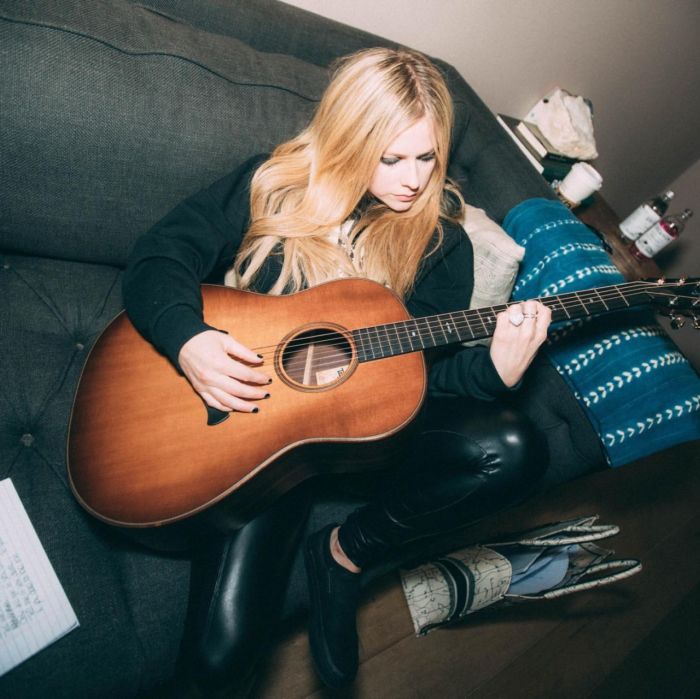 Avril Lavigne Looks Sensational In A Bikini