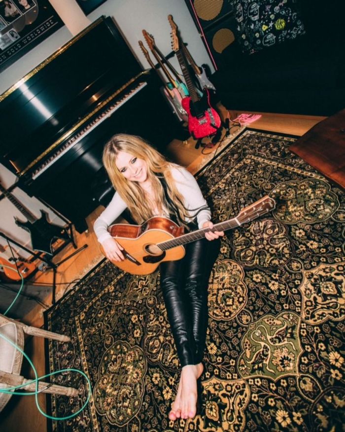 Avril Lavigne Looks Sensational In A Bikini