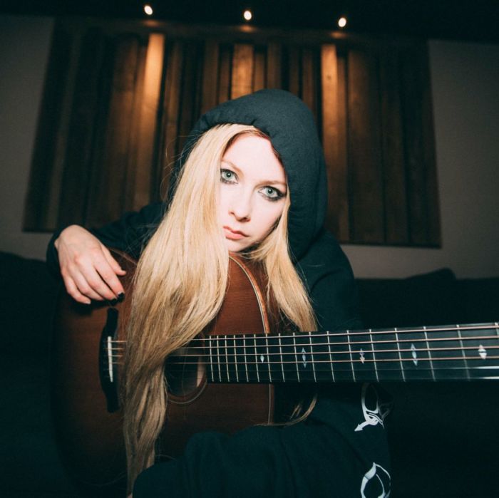 Avril Lavigne Looks Sensational In A Bikini