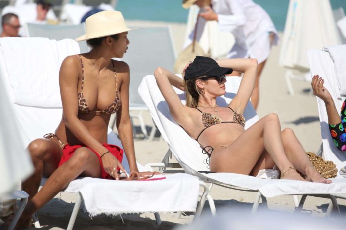 Candice Swanepoel And Lais Ribeiro In Bikini On The Beach In Miami