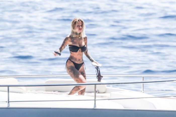 Zoe Cristofoli Vacationing In Bikini With Theo Hernandez On A Yacht In Capri