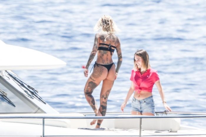 Zoe Cristofoli Vacationing In Bikini With Theo Hernandez On A Yacht In Capri