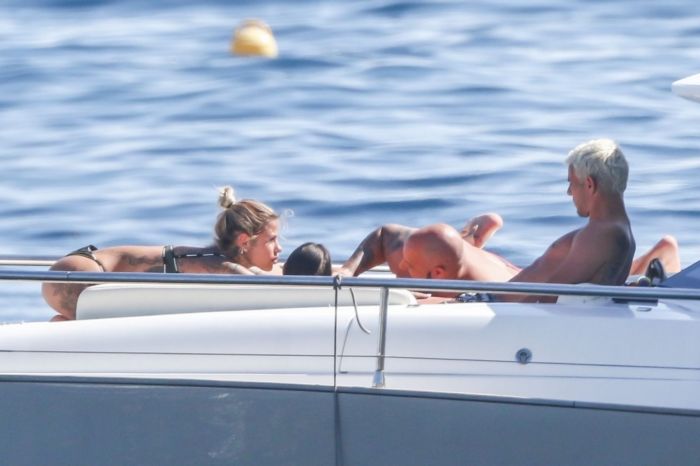 Zoe Cristofoli Vacationing In Bikini With Theo Hernandez On A Yacht In Capri