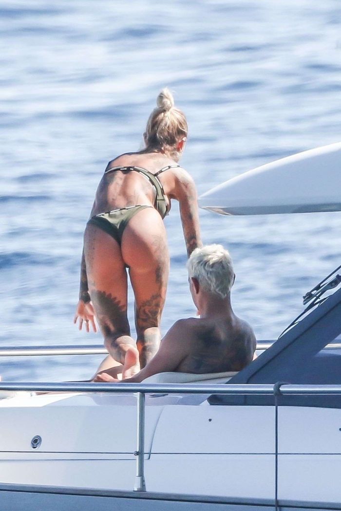 Zoe Cristofoli Vacationing In Bikini With Theo Hernandez On A Yacht In Capri