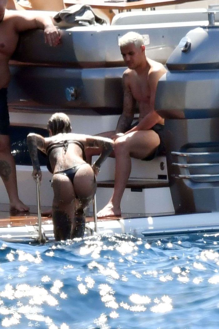 Zoe Cristofoli Vacationing In Bikini With Theo Hernandez On A Yacht In Capri